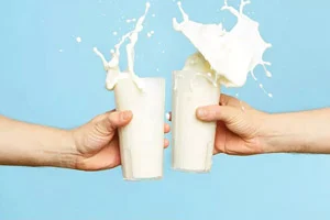 برای حفظ سلامتی هرگز این خوراکی ها را با شیر نخورید