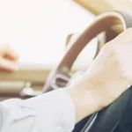 شخصیت‌شناسی پشت فرمان: افرادی که با یک دست رانندگی می‌کنند چه ویژگی‌هایی دارند؟